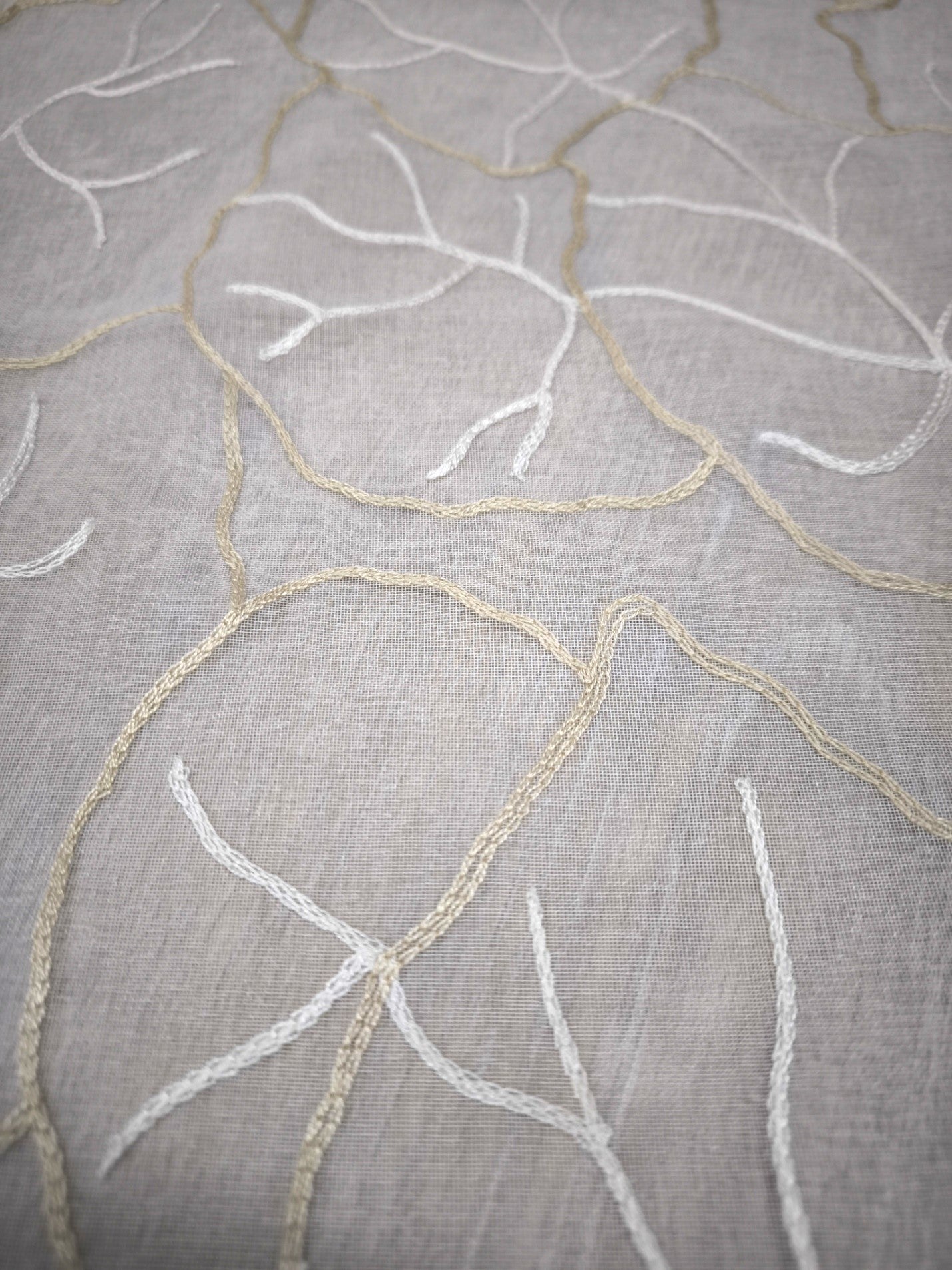 Tende trasparenti su misura con fettuccia arricciatenda-tessuto bianco con ricamo bianco e beige-Adatta per Binari da 140/170 cm, Altezza da 180 a 279 cm-soffio di foglia beige