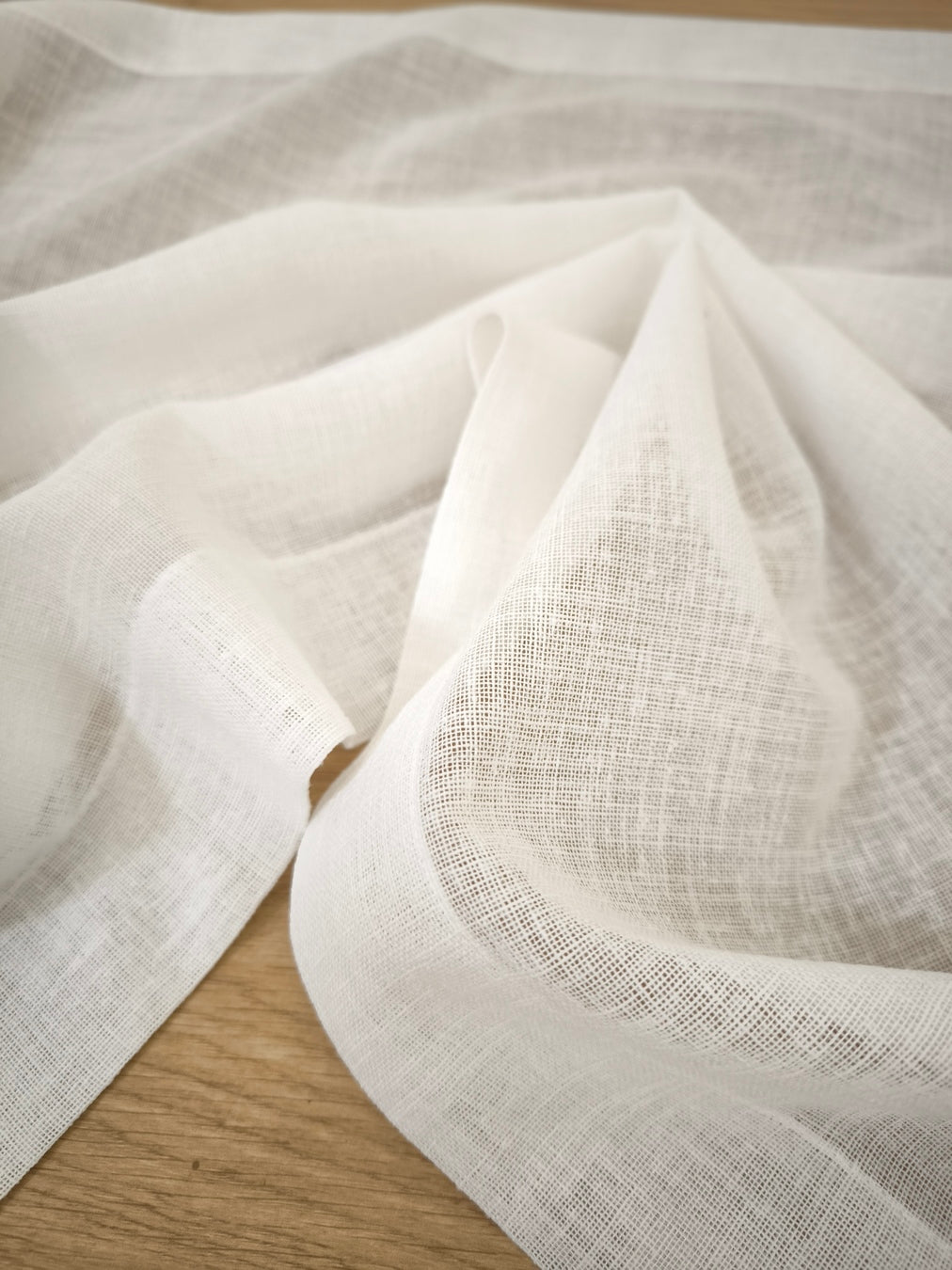 Dettaglio del tessuto bianco naturale effetto lino in poliestere – trama elegante e raffinata