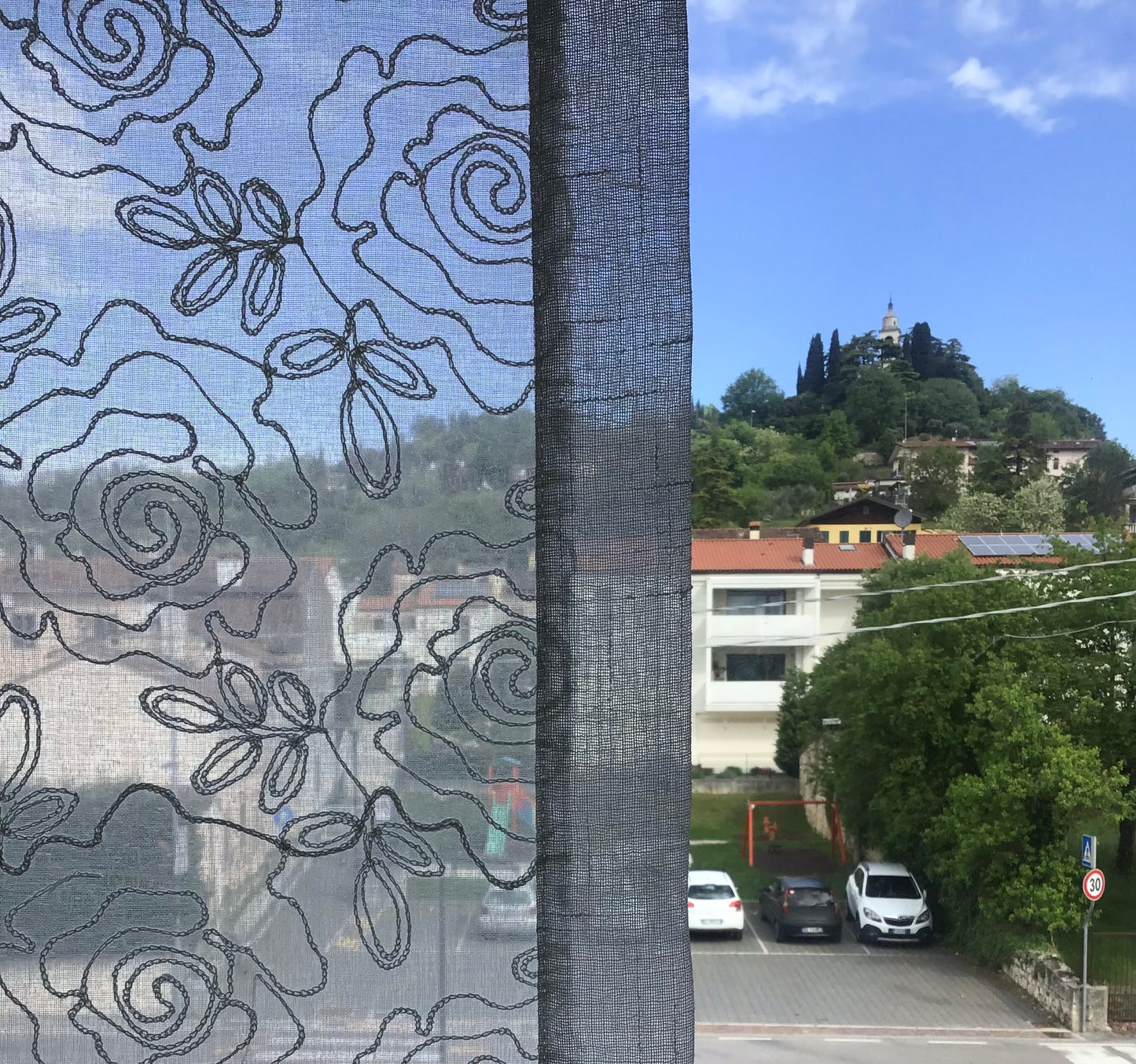 Coppia tendine semi trasparenti ricamate per finestra e porta - larghezza cm 45-70-90