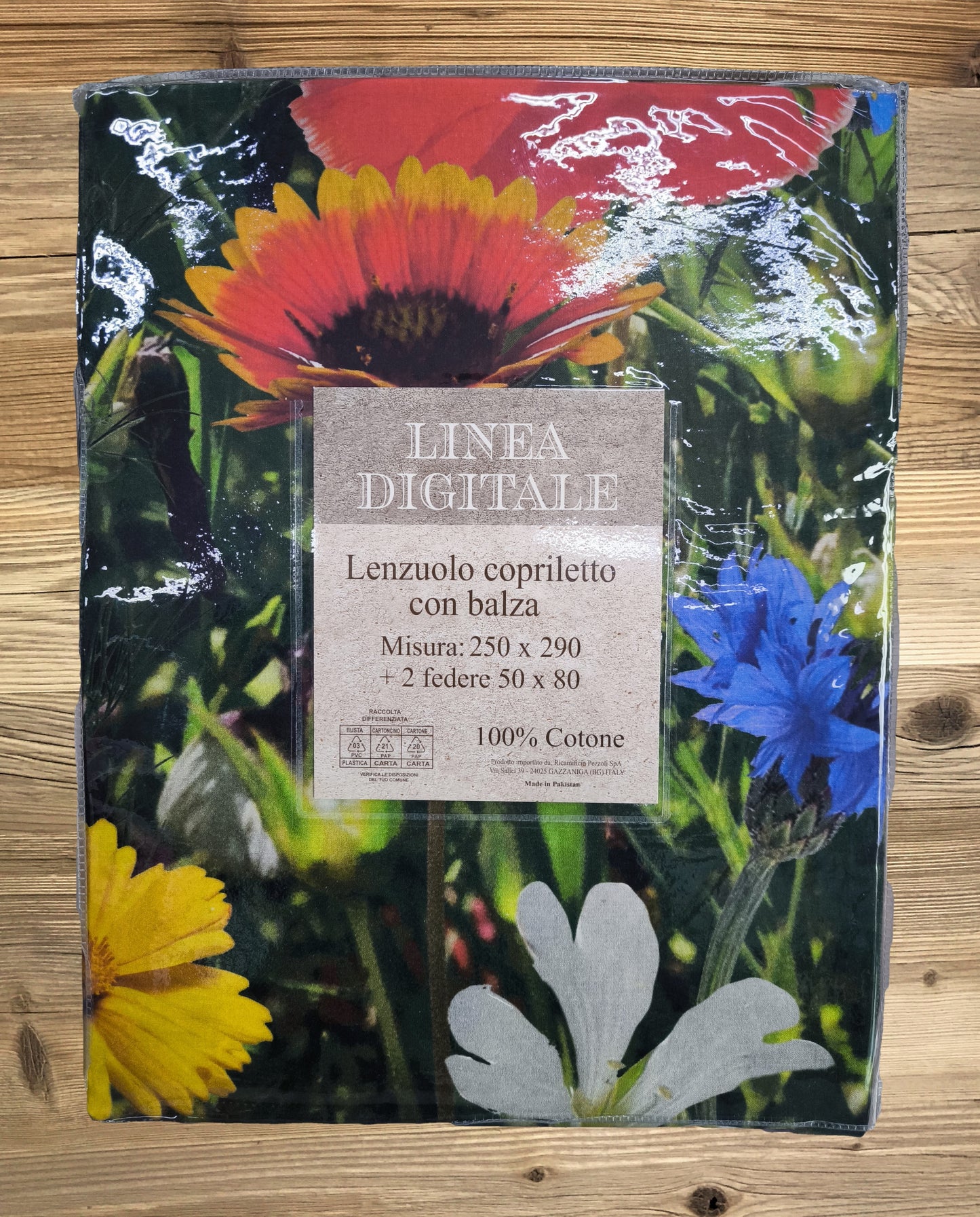 Confezione del lenzuolo copriletto prato fiorito, con misure 250x290 cm e 2 federe 50x80 cm. Design con stampa digitale floreale.