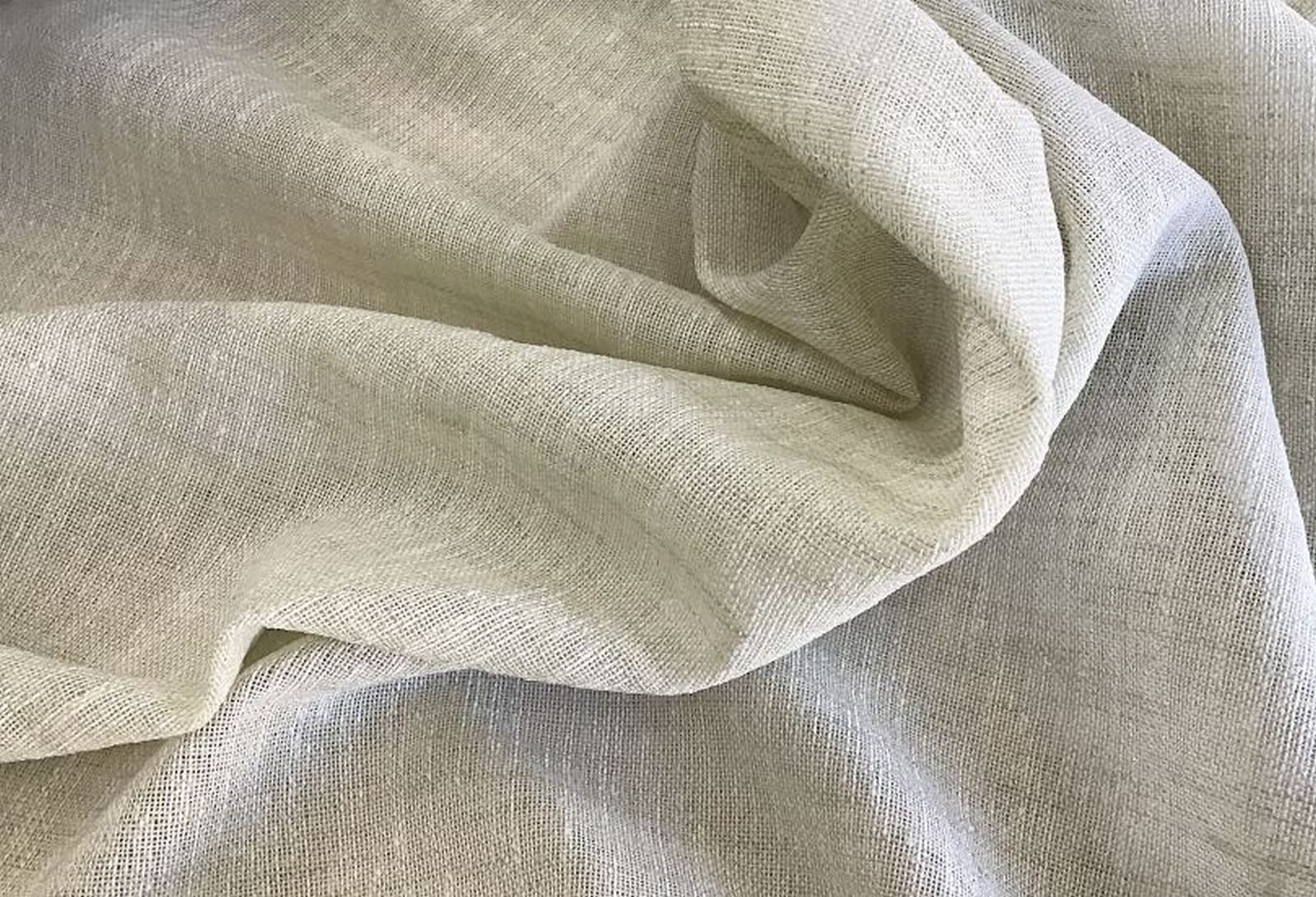Dettaglio ravvicinato della trama del tessuto colore lino, con effetto visivo simile al lino naturale e intreccio delicato.