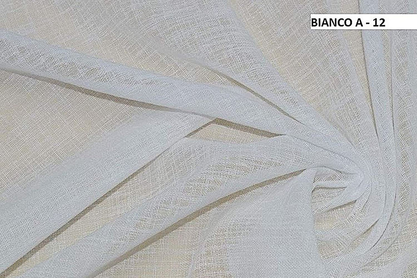 Dettaglio ravvicinato della trama del tessuto bianco effetto lino.
