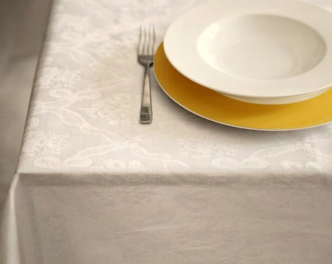 particolare della tovaglia beige in tessuto jacuard fiandra