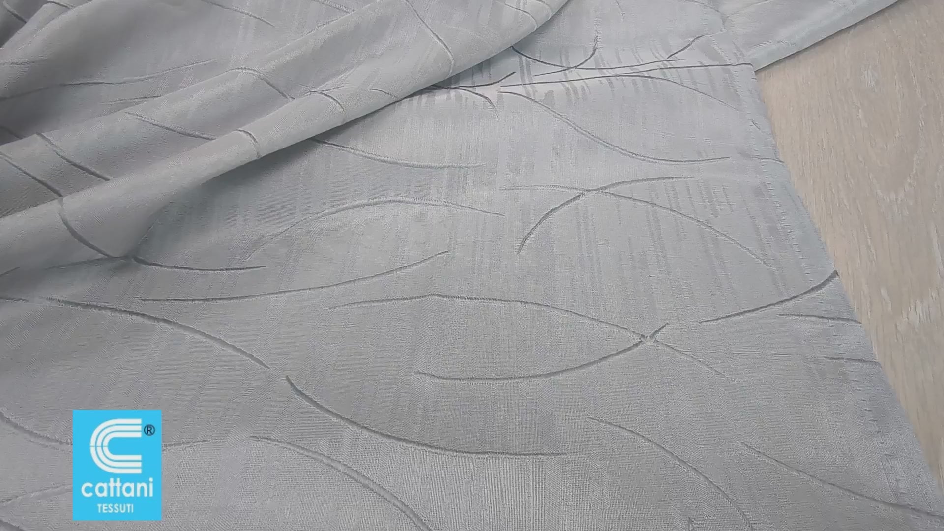 Video che mostra il tessuto coprente della tenda grigia con fettuccia per l'installazione e processo di arricciatura per adattarsi a binario da 140-170 cm.