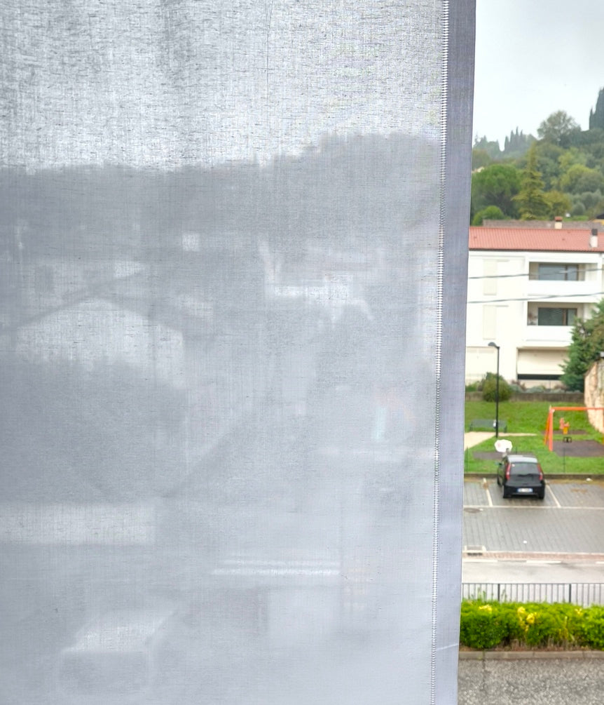 Tessuto per tende a vetro a metraggio semi-trasparente