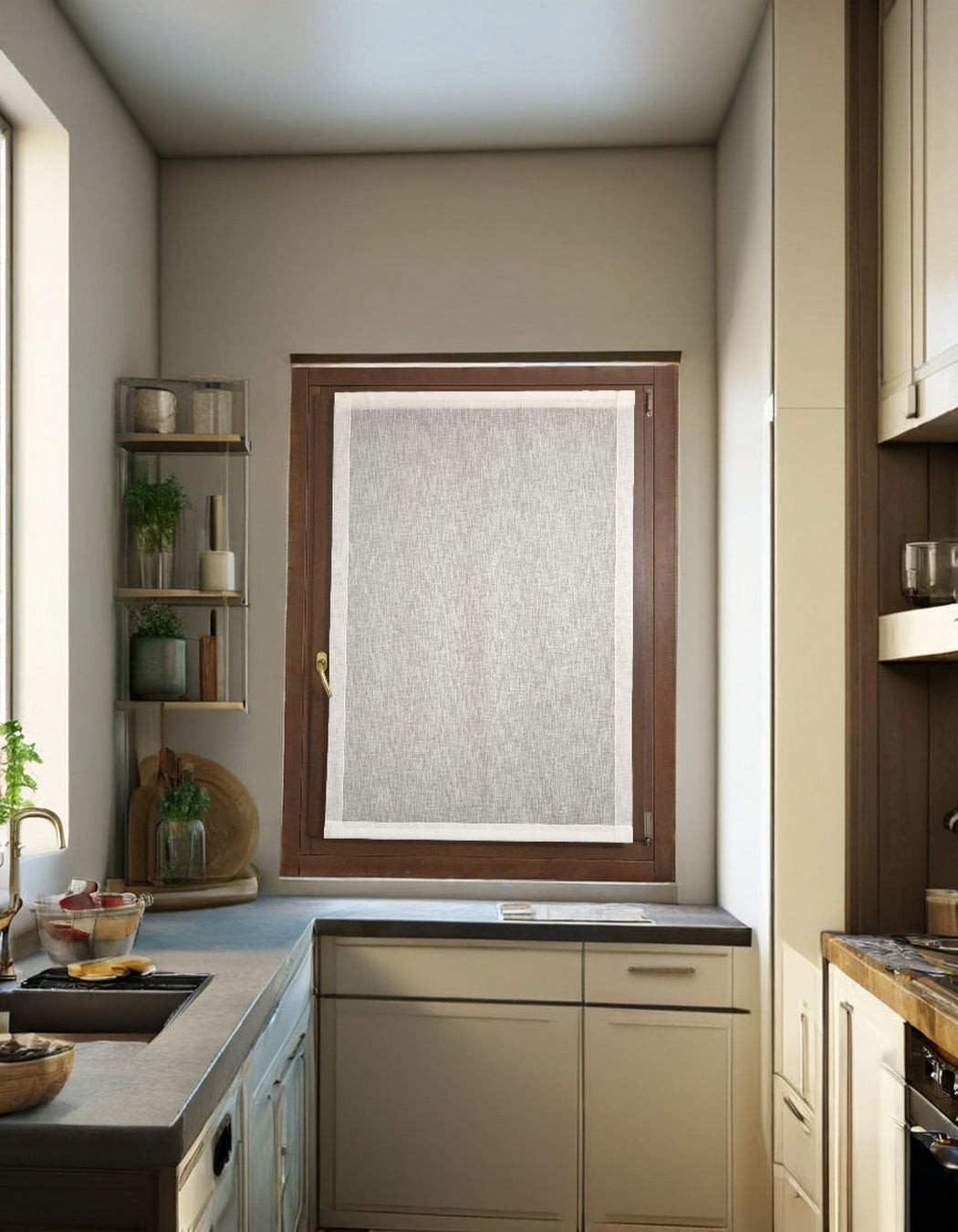 Tenda applicata su una finestra di cucina, fissata con nastro a strappo Velcro.