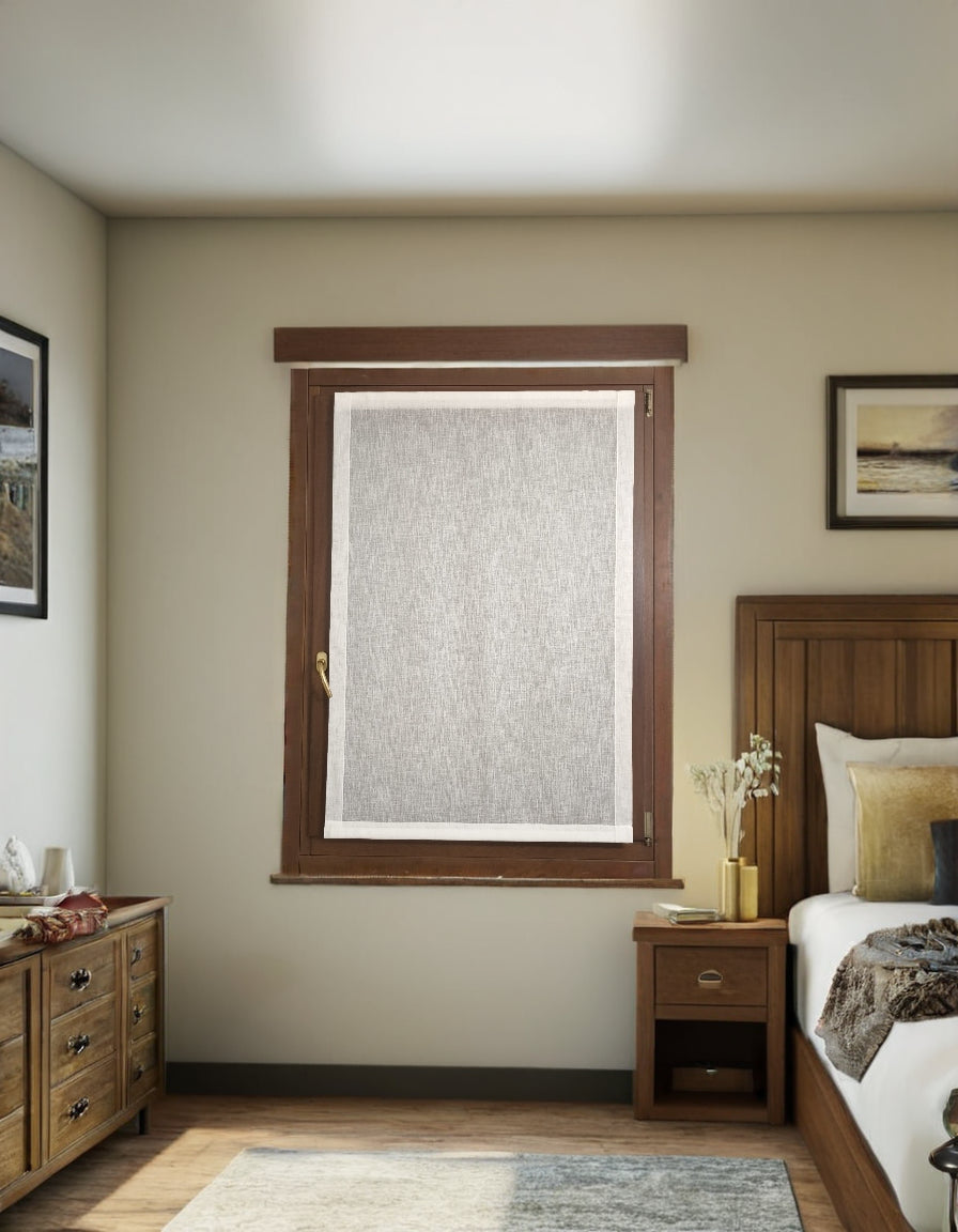 Tenda bianca effetto lino installata in una camera matrimoniale – atmosfera accogliente e luminosa