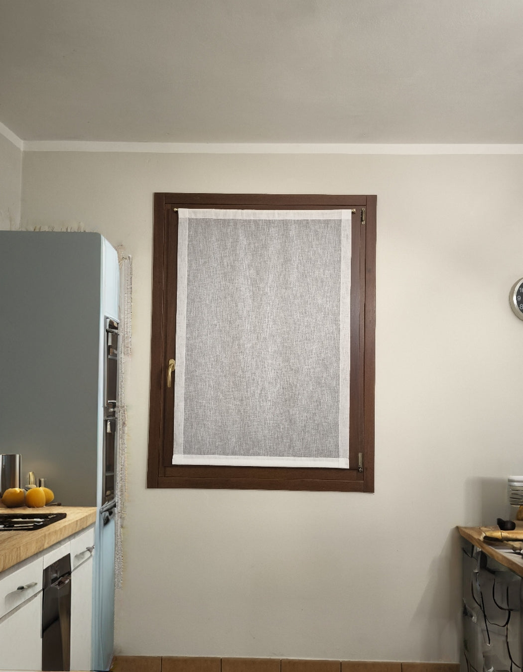 Tenda bianca a vetro installata in una cucina luminosa – stile semplice ed elegante