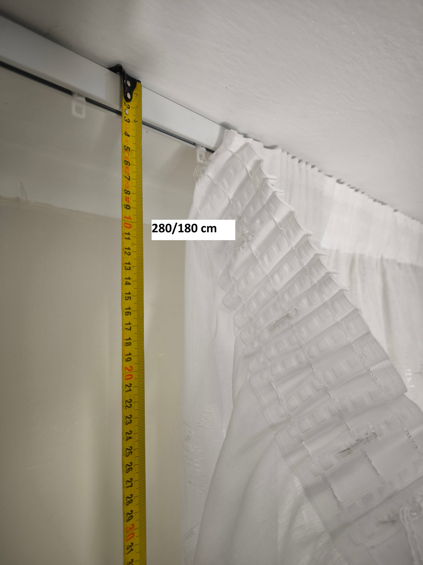 Come misurare la tenda su misura dalla parte superiore del binario per un risultato perfetto