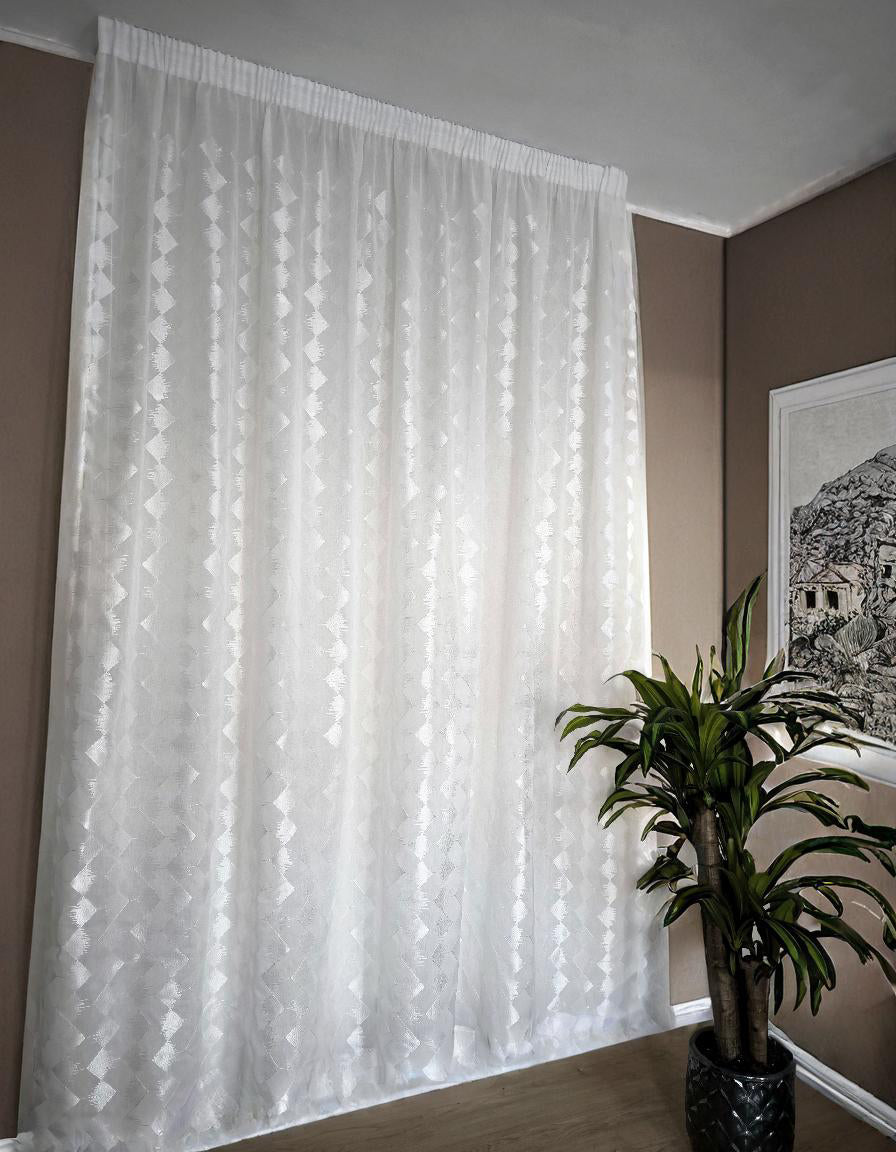 Tenda su misura con fettuccia arricciatenda appesa su binario, tessuto bianco con ricamo elegante