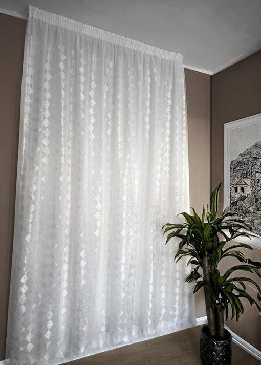 Tenda su misura con fettuccia arricciatenda appesa su binario, tessuto bianco con ricamo elegante