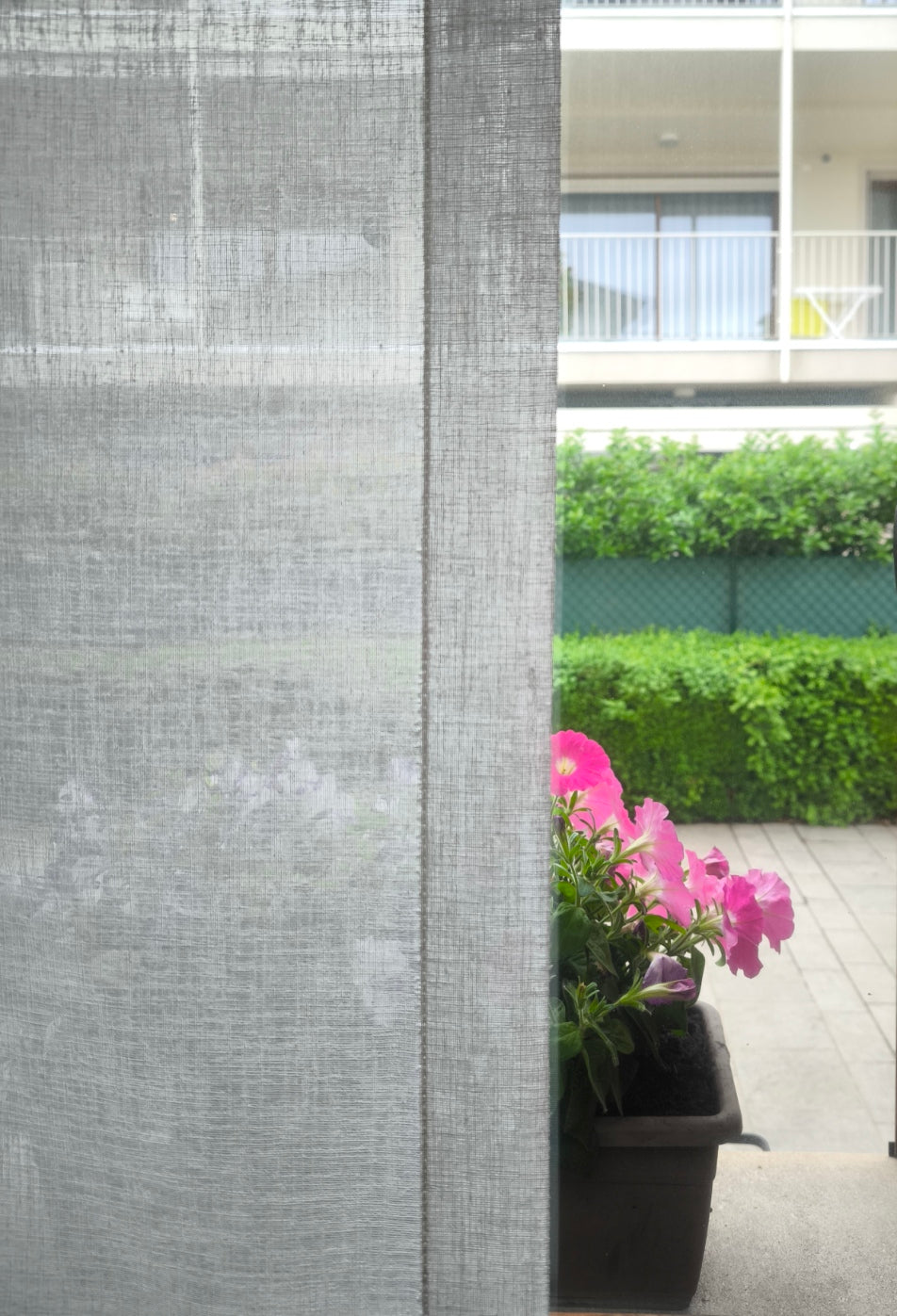 Tessuto semitrasparente che filtra la luce naturale garantendo privacy – tenda bianca effetto lino