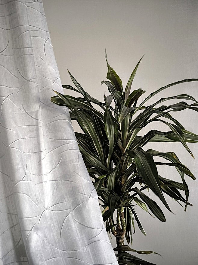 Tenda grigia con ricamo geometrico in tessuto privacy, perfetta per soggiorni e camere da letto