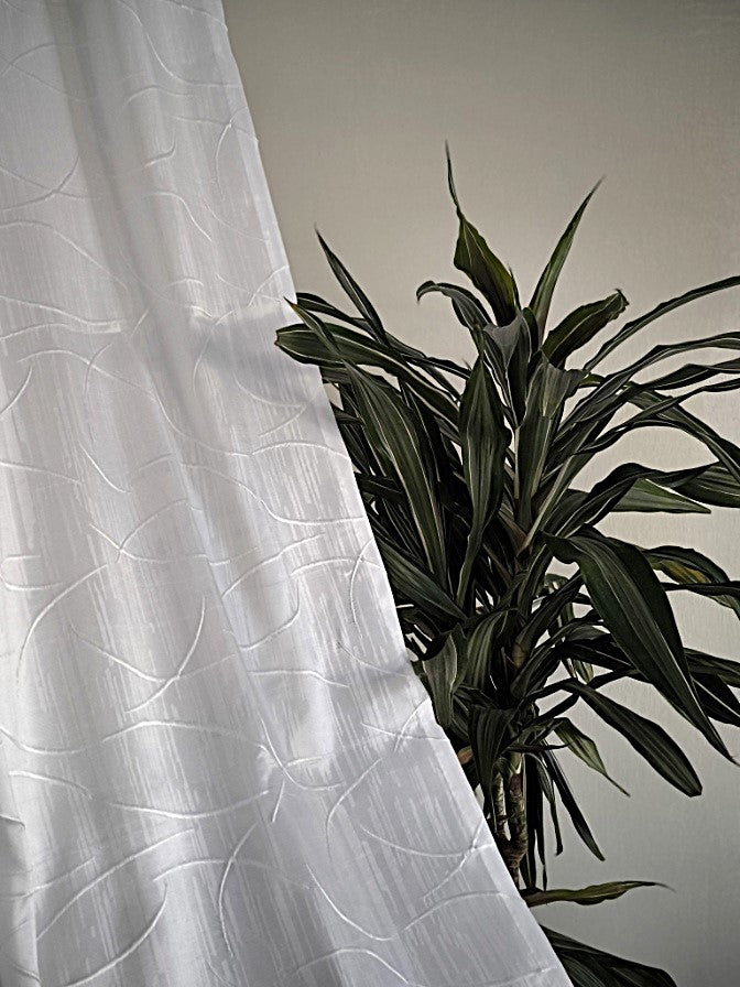 Tenda bianca con ricamo geometrico in tessuto privacy, perfetta per soggiorni e camere da letto.