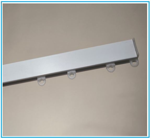 Binario in alluminio per tende leggere, vista frontale – design slim e moderno