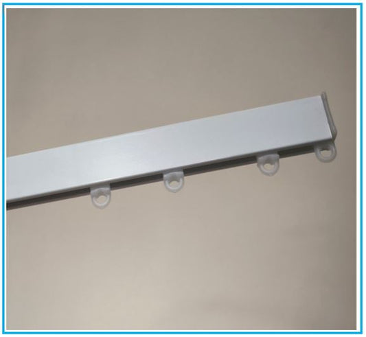 Binario in alluminio per tende leggere, vista frontale – design slim e moderno
