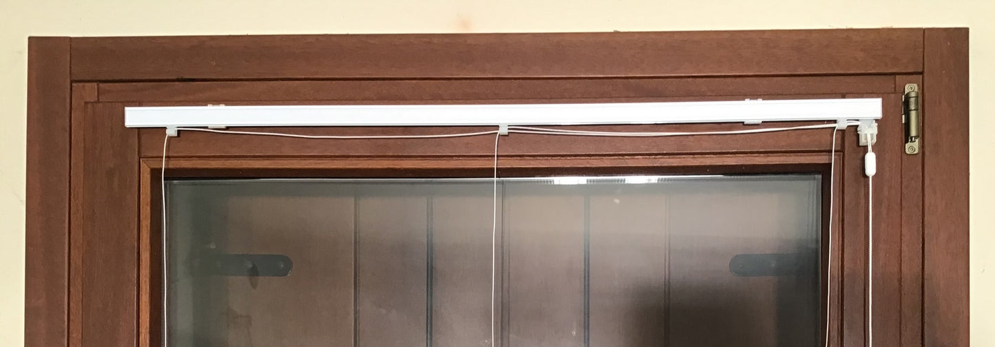 Binario per tende a pacchetto a finestra vista frontale, in alluminio completo con supporti e accessori