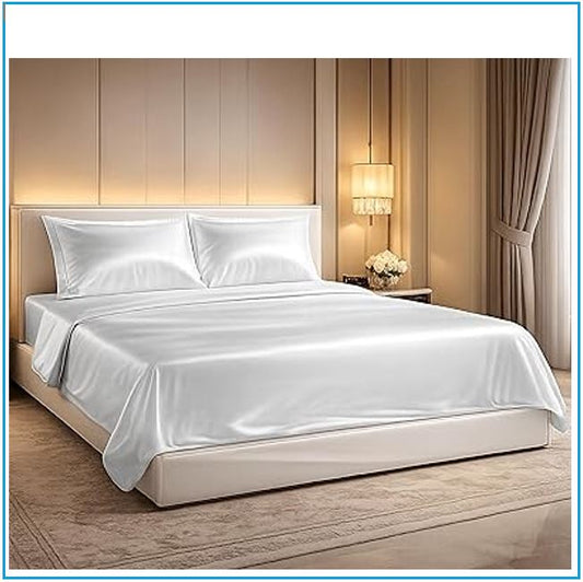 Letto matrimoniale con lenzuola in raso di cotone bianco, completo letto elegante e morbido