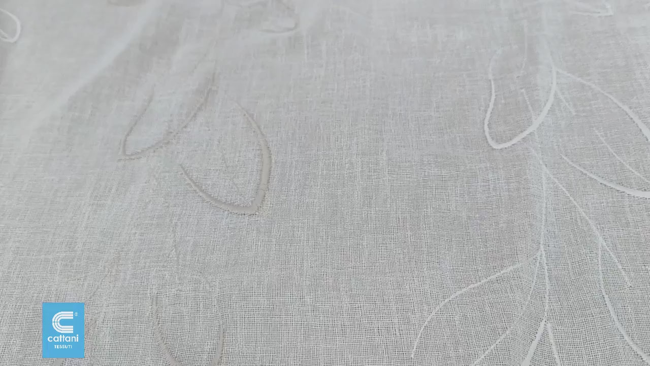 video panoramica del tessuto della tenda bianca naturale con ricamo bianco e beige