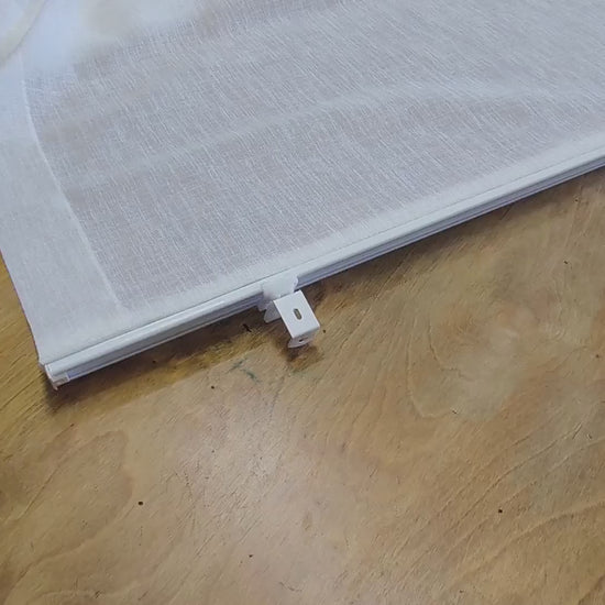 Video tutorial su come installare la tenda a pacchetto su finestra con binario a pacchetto e supporti senza fori