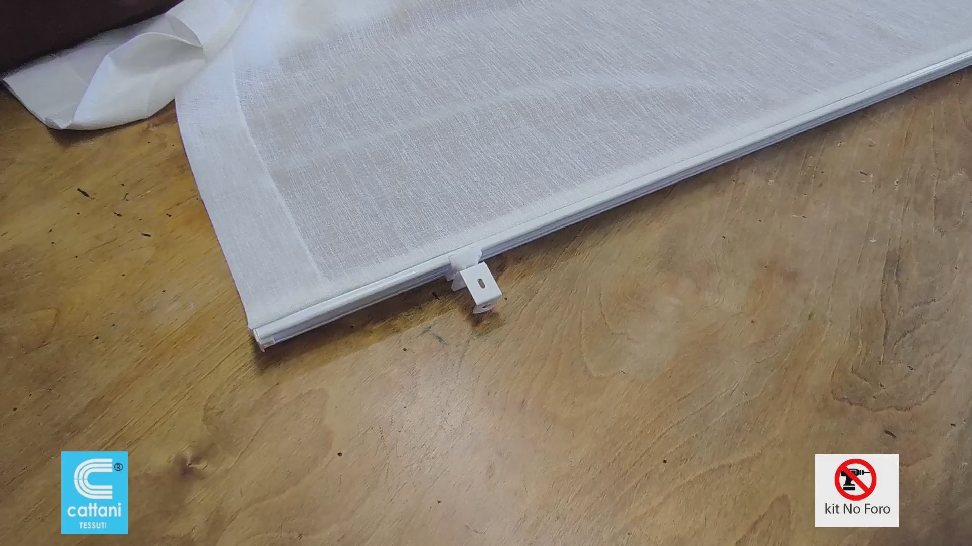 Video tutorial su come installare la tenda a pacchetto su finestra con binario a pacchetto e supporti senza fori