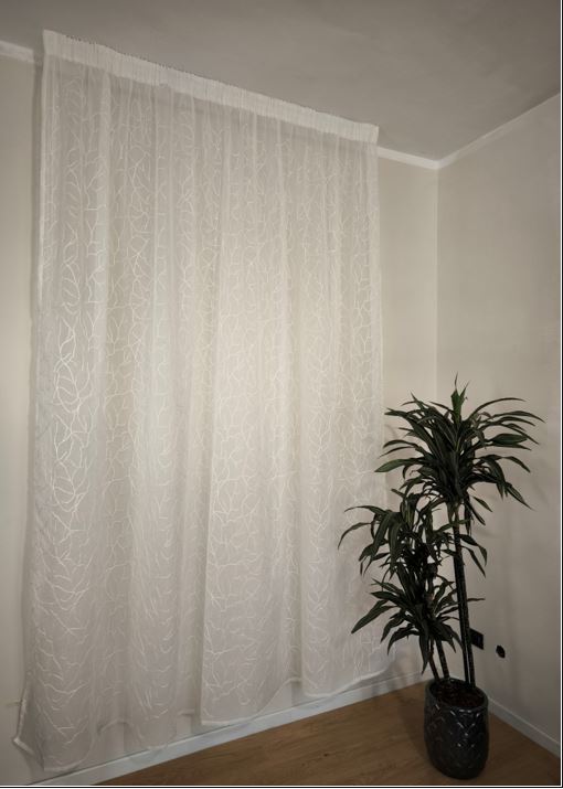 Tende trasparenti su misura con fettuccia arricciatenda-Tessuto bianco con ricamo bianco-art.soffio di foglia