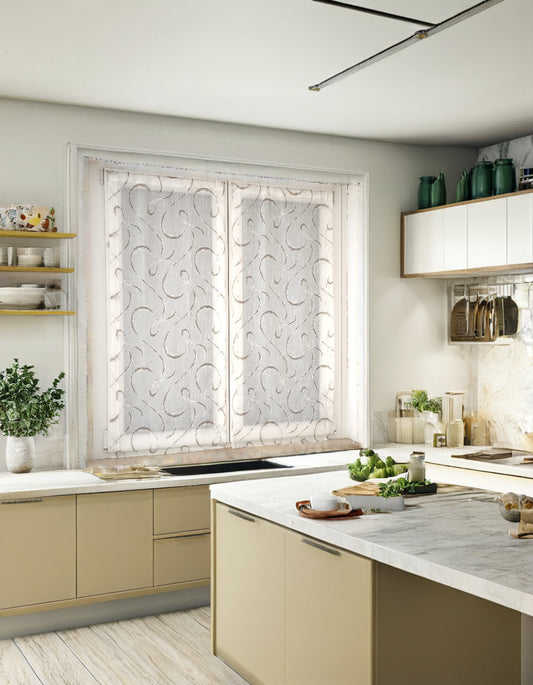 Coppia di tende bianche e marroni con fantasia geometrica su tessuto effetto lino, montate su finestra in cucina.