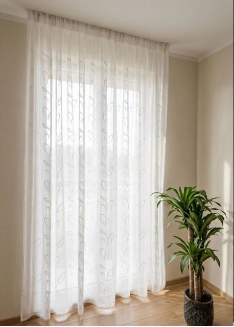 Tenda bianca con fettuccia arricciatenda, decorata con ricamo di foglia stilizzata tono su tono