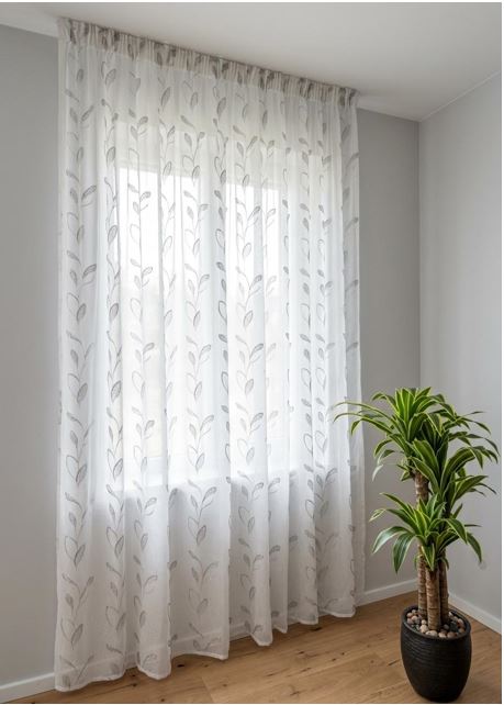 Tenda bianca su misura in tessuto effetto lino con ricamo bianco e grigio, appesa su un binario.