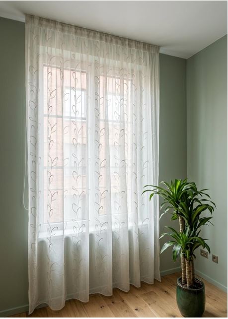 Tenda su binario in tessuto effetto lino bianco naturale con ricamo tono su tono.