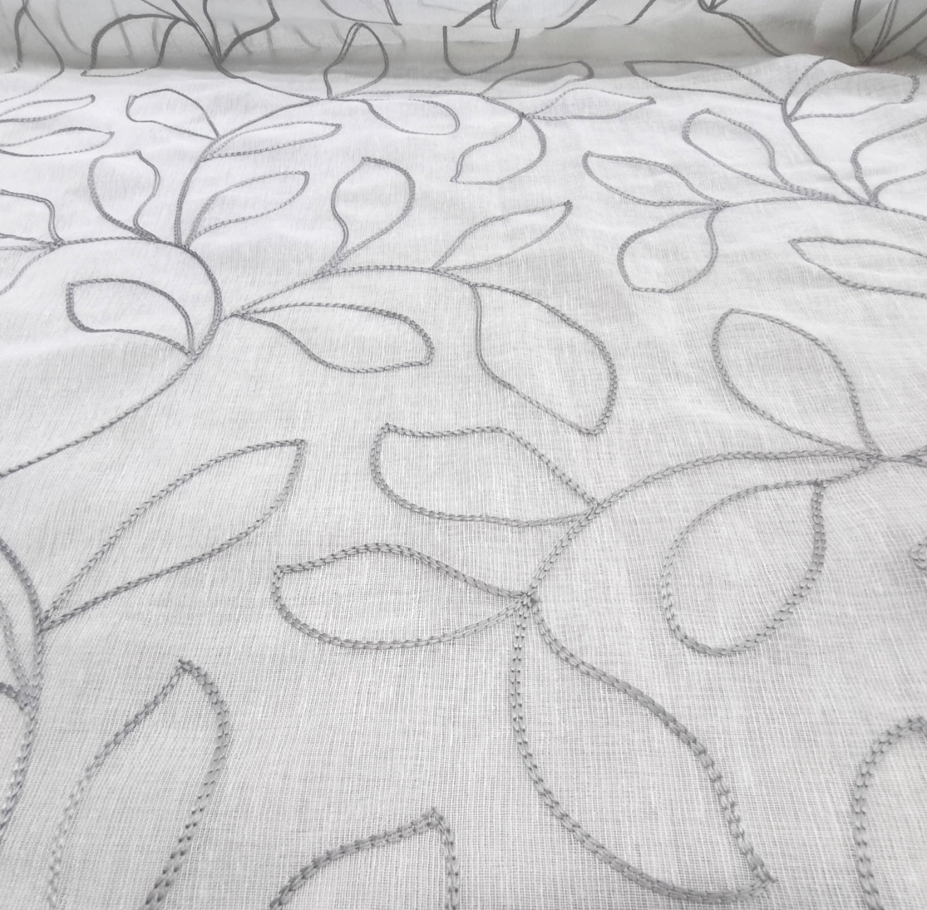 Tende su misura con fettuccia arricciatenda- Tessuto bianco con ricamo grigio , adatta per binari da 140/170 cm, altezza da 180 a 285 cm -art.Ricamo di foglia