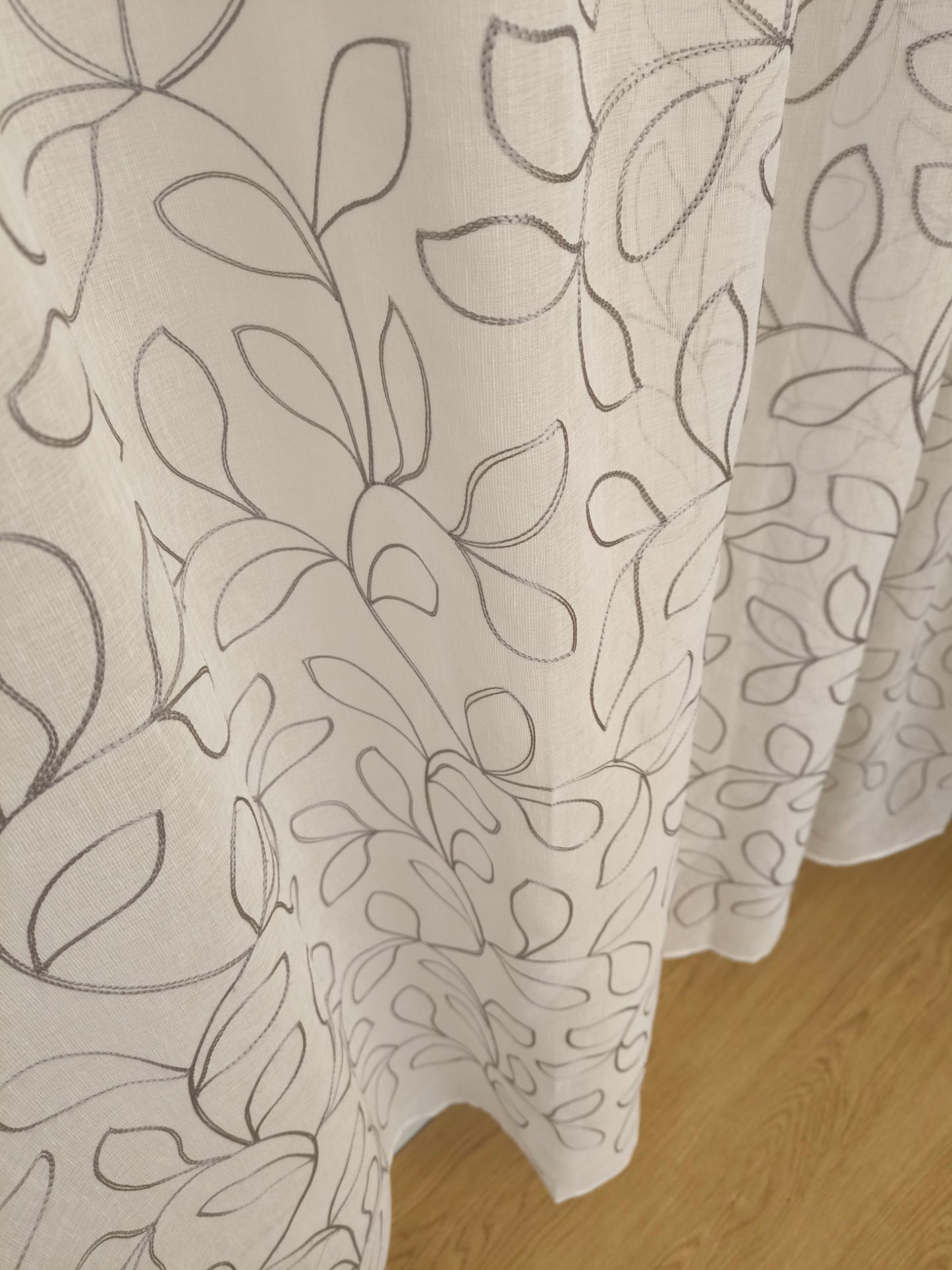 Tende su misura con fettuccia arricciatenda- Tessuto bianco con ricamo grigio , adatta per binari da 140/170 cm, altezza da 180 a 285 cm -art.Ricamo di foglia