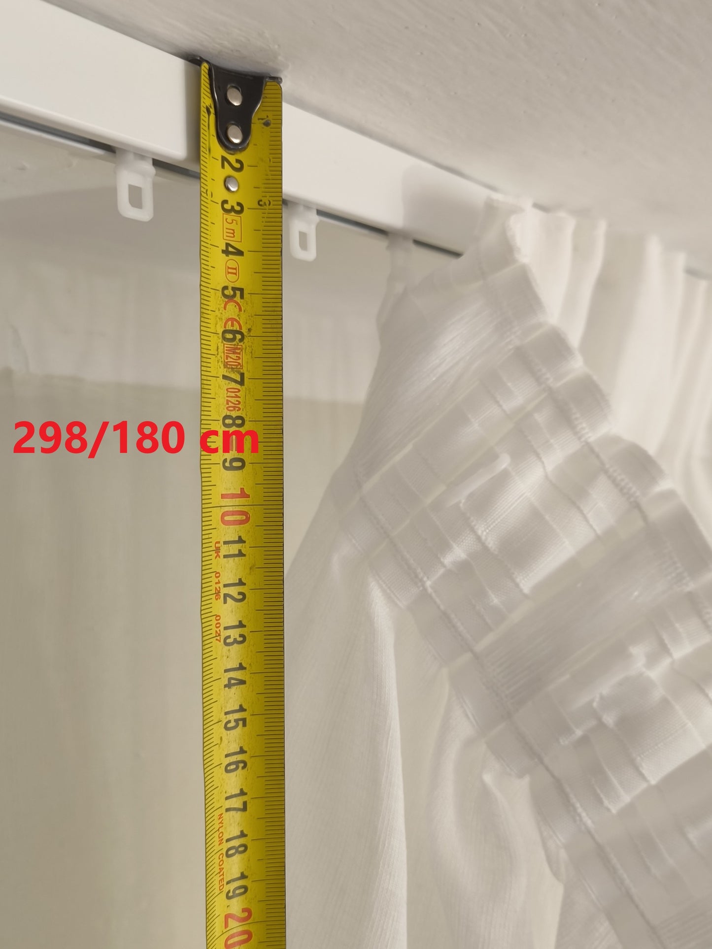 Indicazione di come misurare l’altezza della tenda, dal bordo superiore del binario fino alla lunghezza desiderata.