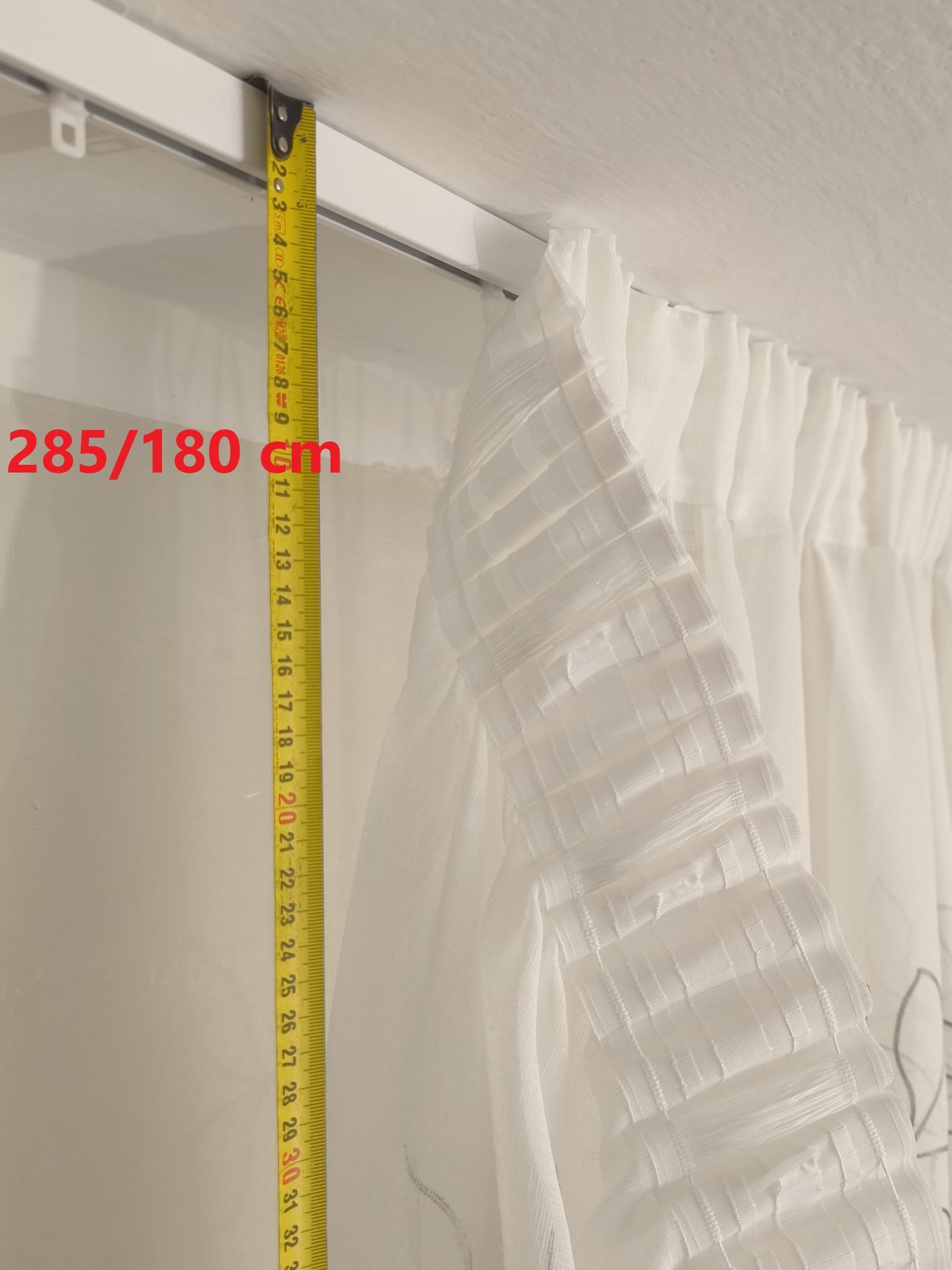 Tende su misura con fettuccia arricciatenda- Tessuto bianco con ricamo grigio , adatta per binari da 140/170 cm, altezza da 180 a 285 cm -art.Ricamo di foglia