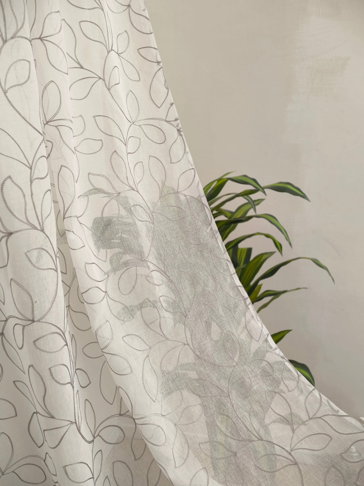 Tende su misura con fettuccia arricciatenda- Tessuto bianco con ricamo grigio , adatta per binari da 140/170 cm, altezza da 180 a 285 cm -art.Ricamo di foglia