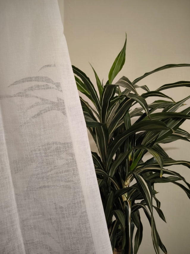 Foto che mostra la trasparenza del tessuto bianco effetto lino.