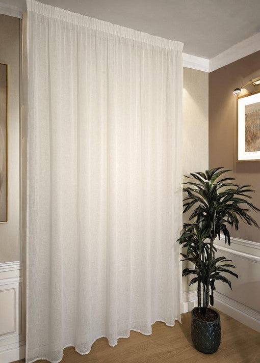 Tenda bianca con fettuccia arricciatenda montata su binario, in salotto color tortora